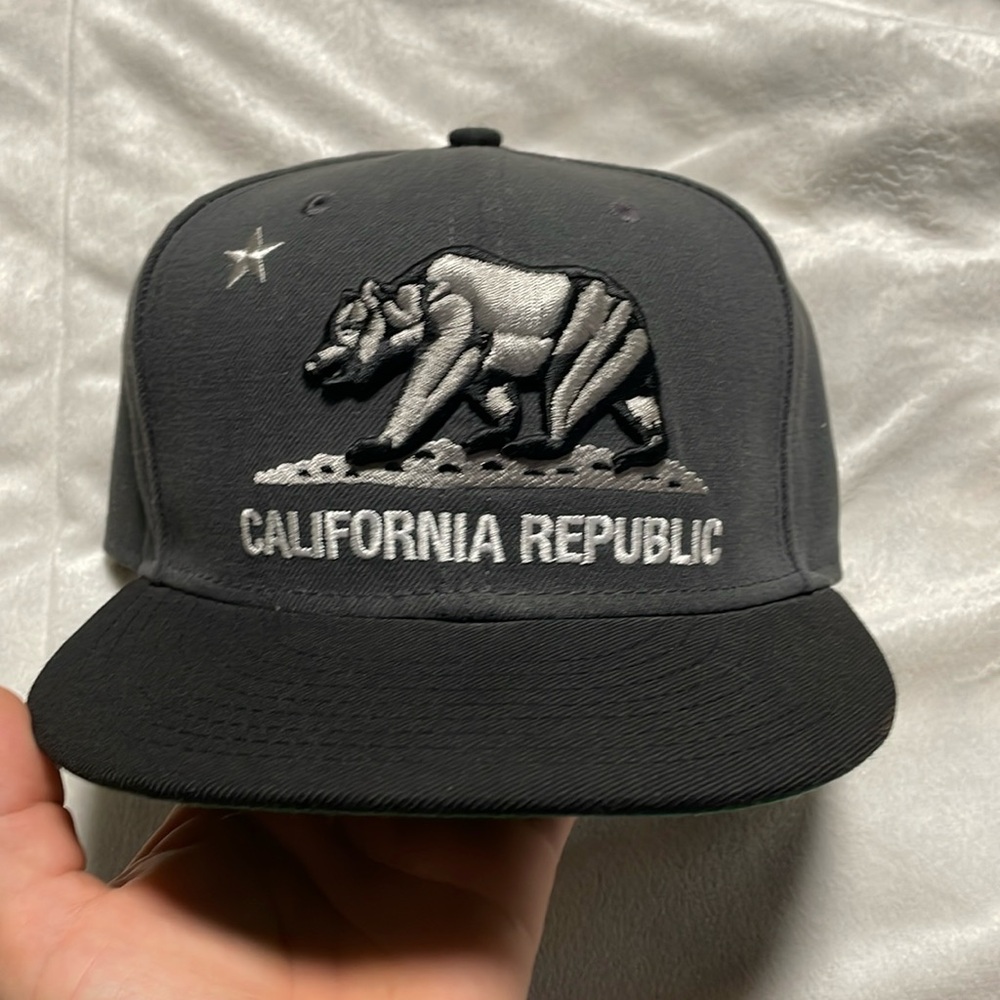 Black and grey Cali republic new era 9fifty flat bill snap back